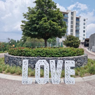 Letras monumentales en Celosía LOVE